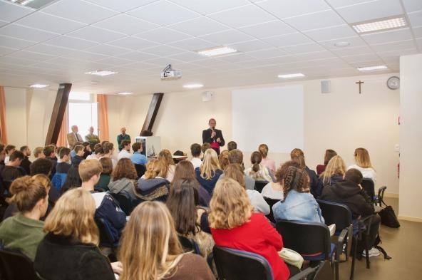 Mgr de Dinechin rencontre les élèves de terminale